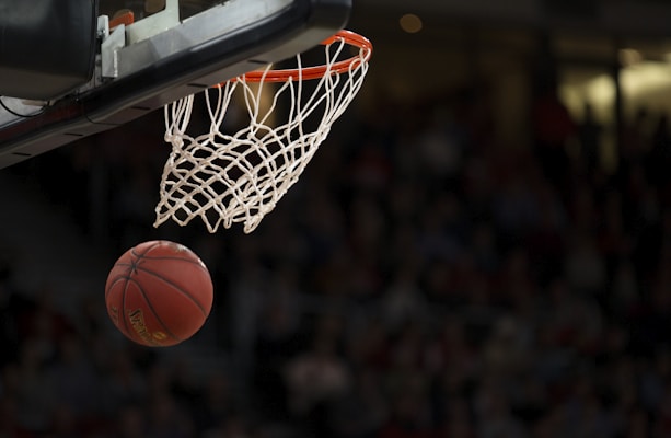 NBA赛场球星突破上篮的精彩动作特写
